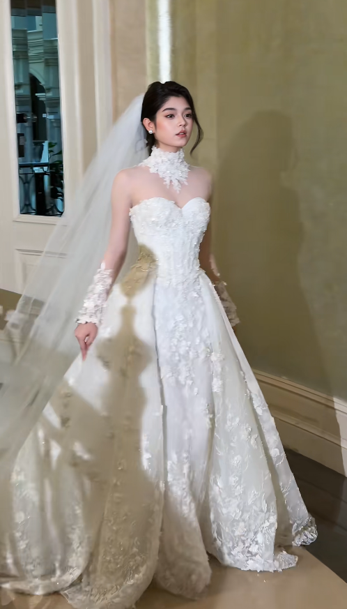 Chic A-Line Long Wedding Dresses Tulle Applique White Bridal Dresses Beaded Sleeveless Bridal Gown