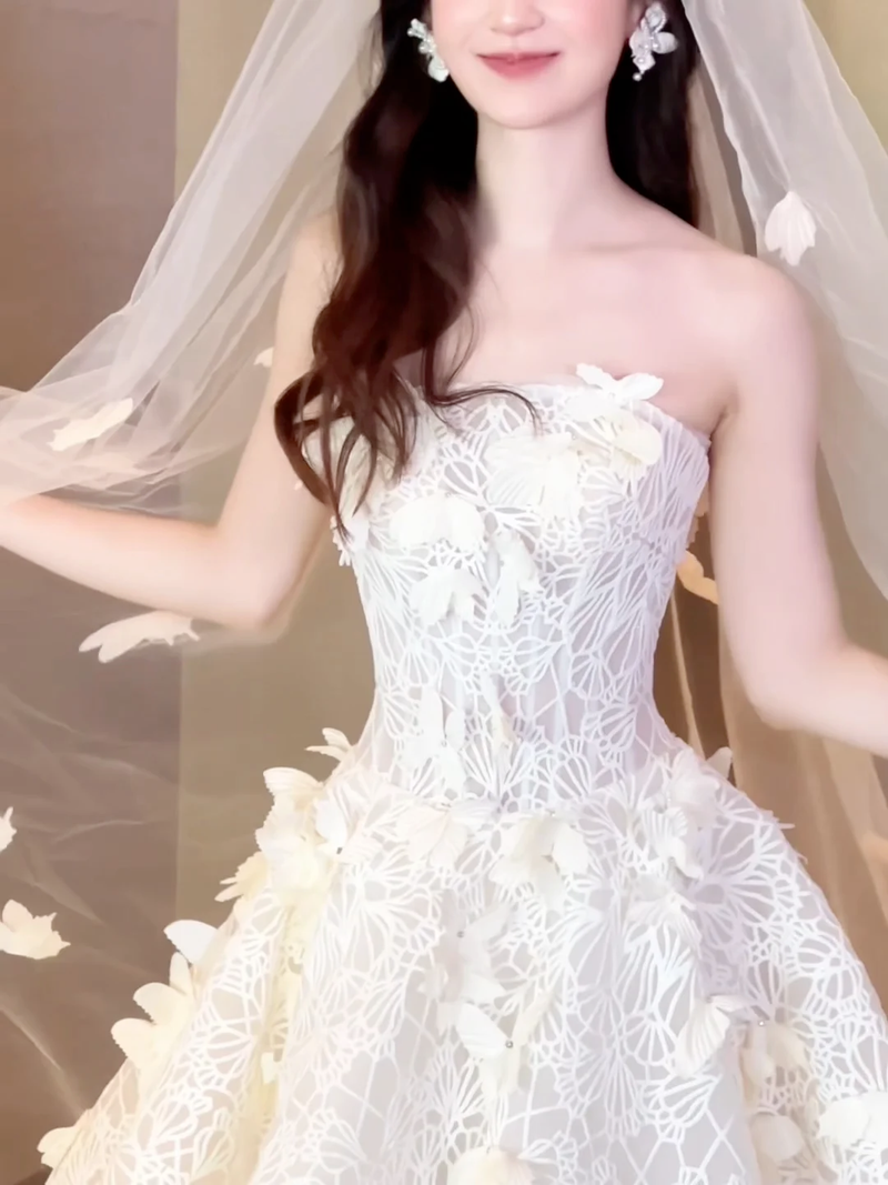 Elegant Ball Gown Strapless Tulle Lace With Veil Long Wedding Dresses