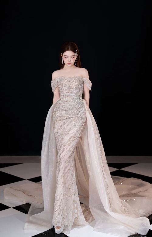 Gorgeous Sheath Long Wedding Dresses Tulle Beaded Champagne Bridal Gowns Sleeveless Strapless Bridal Dresses