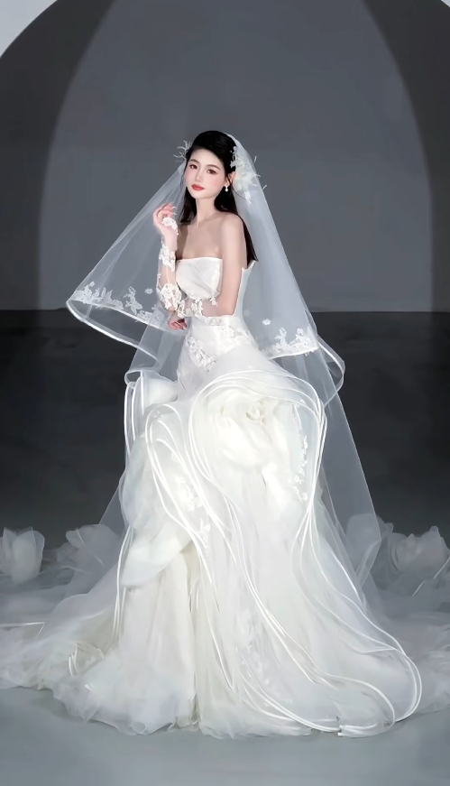 Luxury Strapless Ball Gown Long Wedding Dresses Tulle White Bridal Dresses Sleeveless Bridal Gowns
