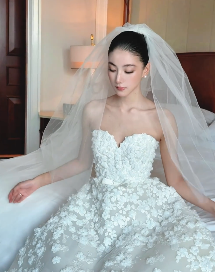 Luxury Sweetheart A-Line Long Wedding Dresses Appliques Tulle White Bridal Dresses Sleeveless Bridal Gowns