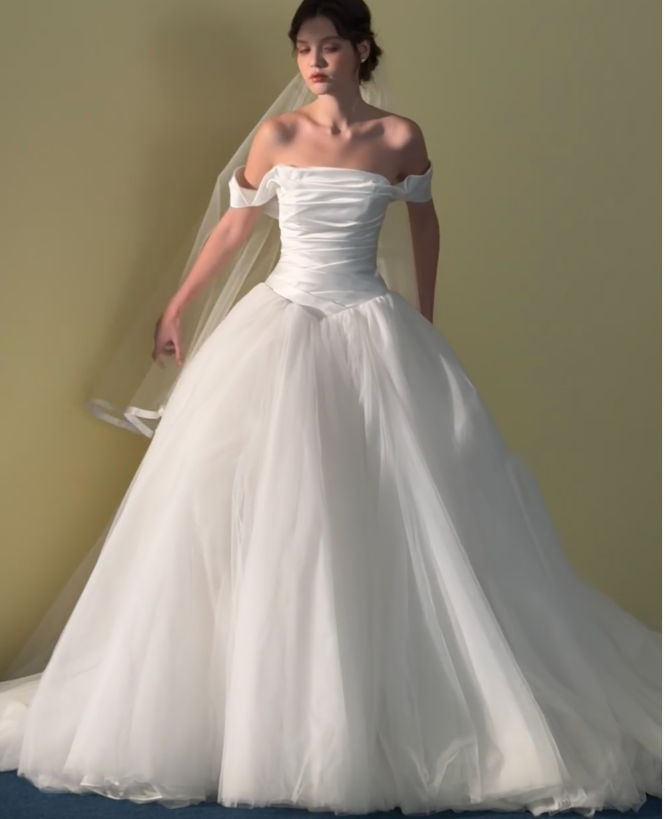 Simple Off-shoulder A-Line Long Wedding Dresses Tulle White Bridal Gowns Sleeveless Bridal Dresses