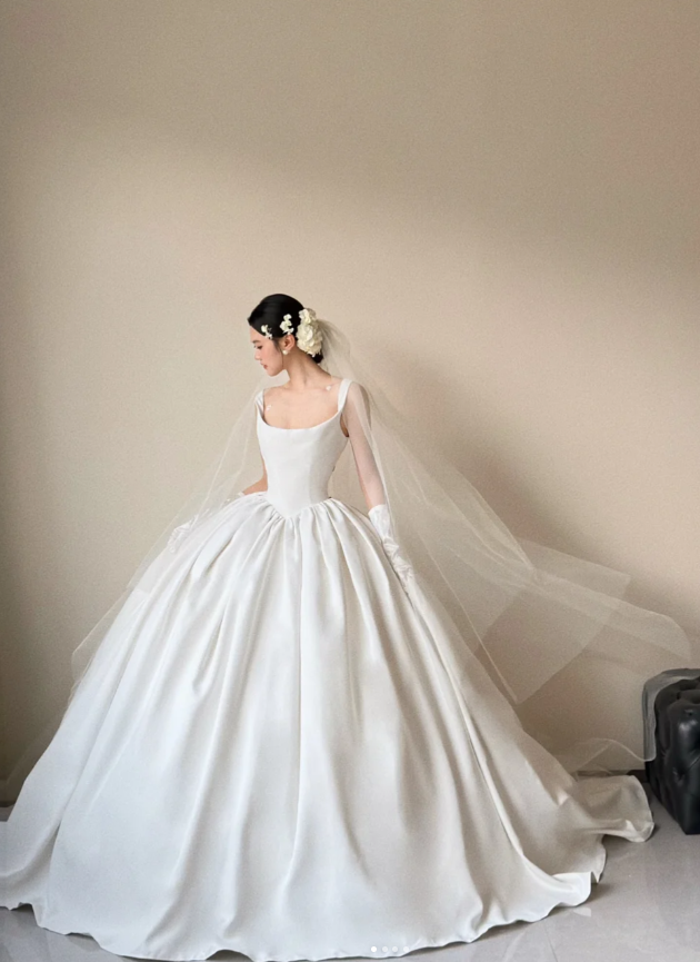 Simple Spaghetti Straps A-Line Long Wedding Dresses Satin White Bridal Dresses Sleeveless Bridal Gowns