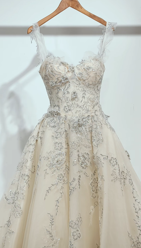 Timeless A-Line Long Wedding Dress Tulle Appliques Spaghetti Straps Champagne Bridal Dress Sleeveless Bridal Gown ED06597