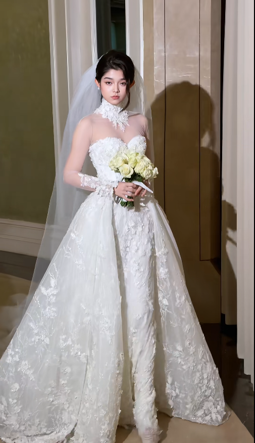 Chic A-Line Long Wedding Dresses Tulle Applique White Bridal Dresses Beaded Sleeveless Bridal Gown