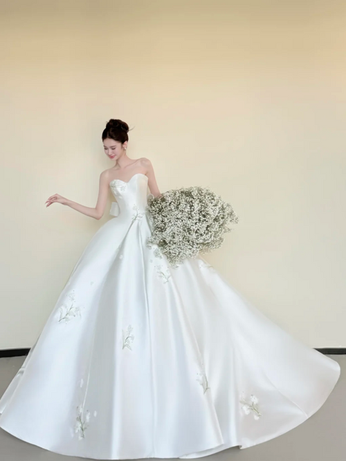 Chic A-Line White Long Wedding Dress Appliques Satin Sleeveless Bridal Dress Strapless Bridal Gowns