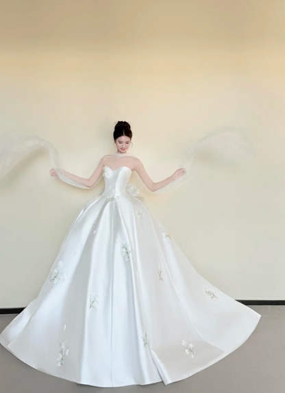 Chic A-Line White Long Wedding Dress Appliques Satin Sleeveless Bridal Dress Strapless Bridal Gowns