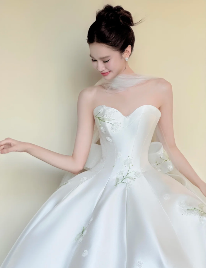 Chic A-Line White Long Wedding Dress Appliques Satin Sleeveless Bridal Dress Strapless Bridal Gowns