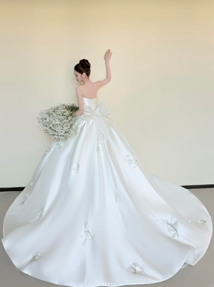 Chic A-Line White Long Wedding Dress Appliques Satin Sleeveless Bridal Dress Strapless Bridal Gowns