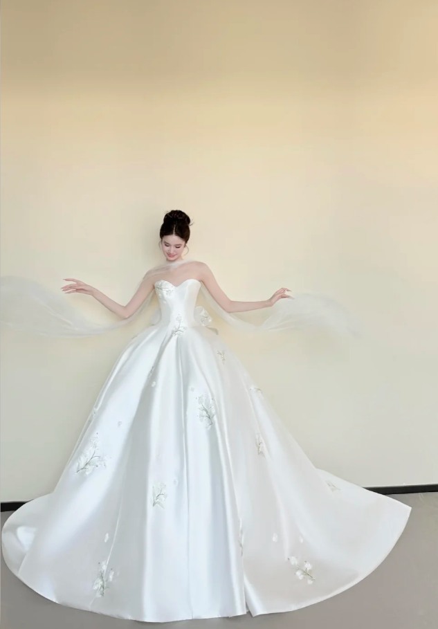Chic A-Line White Long Wedding Dress Appliques Satin Sleeveless Bridal Dress Strapless Bridal Gowns