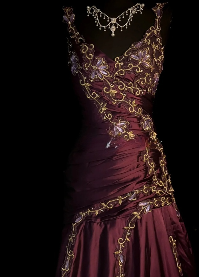 Chic Burgundy Formal Dresses, V-neck A-Line Long Prom Dresses, Embroidery Satin Sleeveless Evening Dresses
