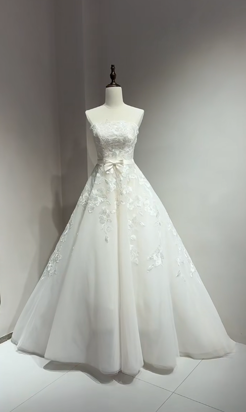Chic Long White Wedding Dress A-Line Strapless Bridal Dress Tulle Embroidery Bridal Gown