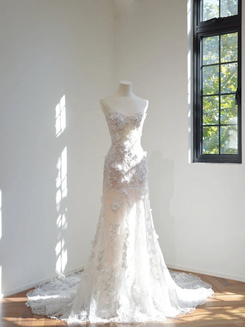 Chic Sheath Long Wedding Dresses Strapless Tulle Appliques White Bridal Dresses Sleeveless Bridal Gowns