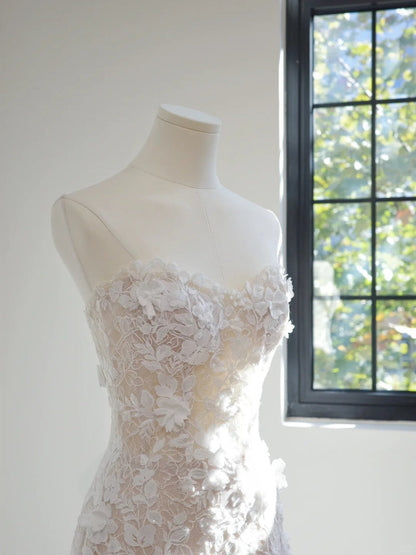 Chic Sheath Long Wedding Dresses Strapless Tulle Appliques White Bridal Dresses Sleeveless Bridal Gowns