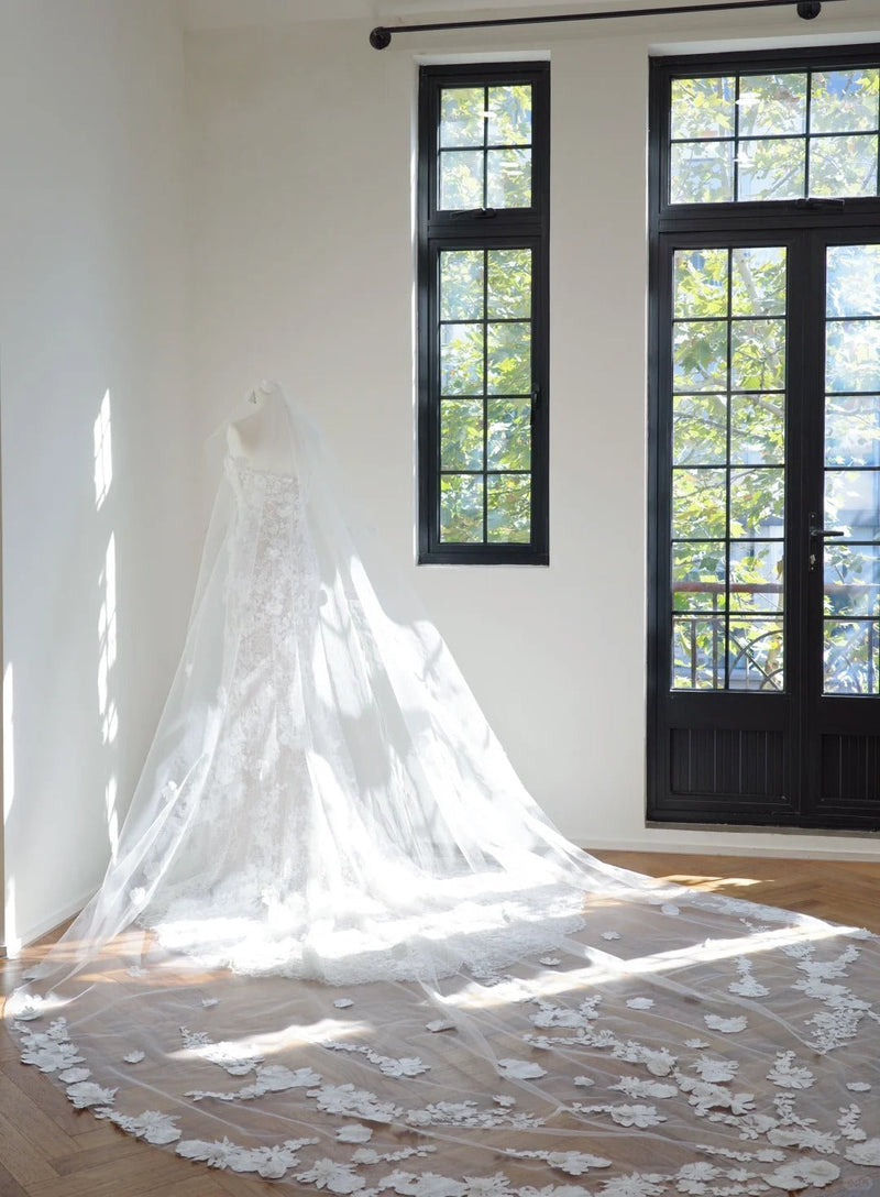 Chic Sheath Long Wedding Dresses Strapless Tulle Appliques White Bridal Dresses Sleeveless Bridal Gowns