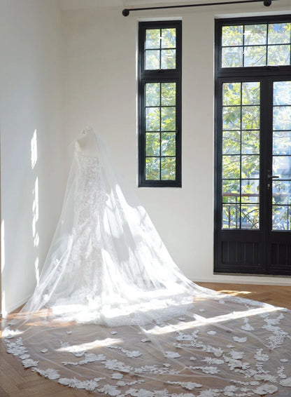Chic Sheath Long Wedding Dresses Strapless Tulle Appliques White Bridal Dresses Sleeveless Bridal Gowns