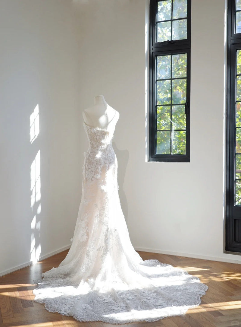 Chic Sheath Long Wedding Dresses Strapless Tulle Appliques White Bridal Dresses Sleeveless Bridal Gowns