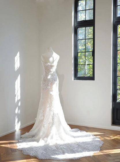 Chic Sheath Long Wedding Dresses Strapless Tulle Appliques White Bridal Dresses Sleeveless Bridal Gowns