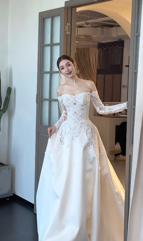 Elegant A-Line Long Wedding Dress Appliques Satin White Bridal Dress Off-shoulder Long Sleeves Bridal Gown