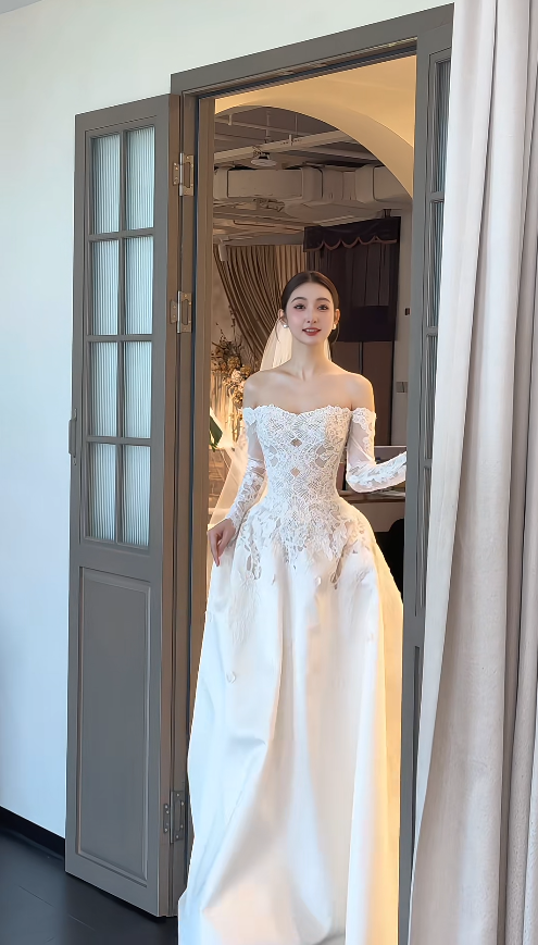 Elegant A-Line Long Wedding Dress Appliques Satin White Bridal Dress Off-shoulder Long Sleeves Bridal Gown