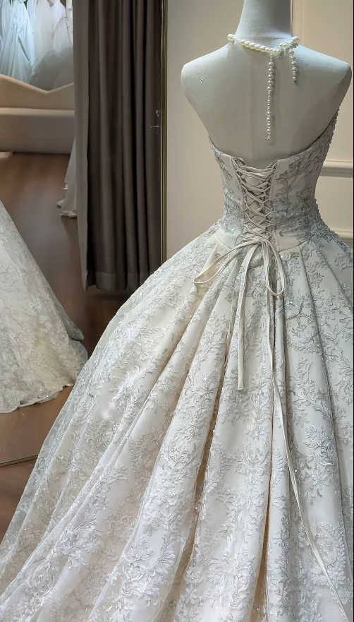 Elegant A-Line Long Wedding Dress Appliques Tulle Champagne Bridal Dress Sweetheart Sleeveless Bridal Gown
