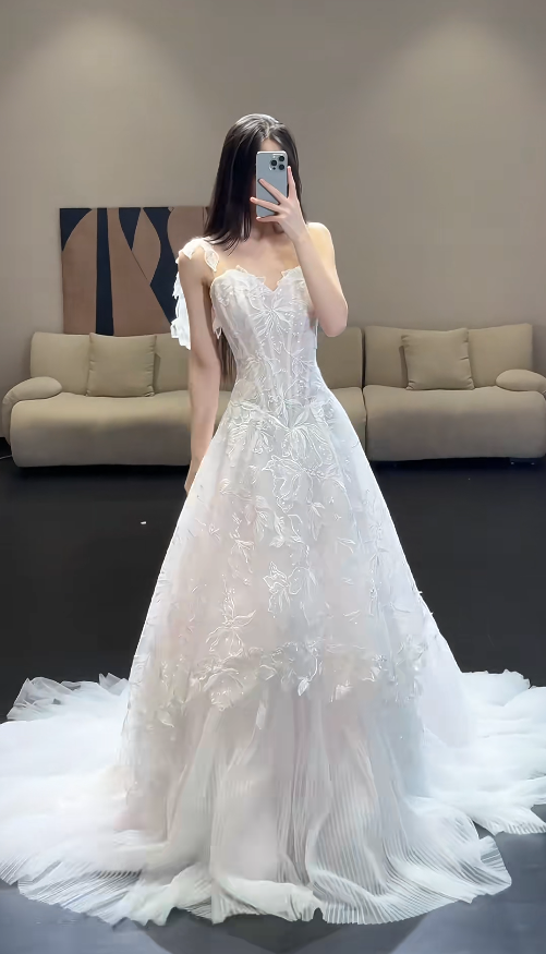 Elegant A-Line Long Wedding Dress Appliques Tulle White Bridal Dress Sleeveless Bridal Gown