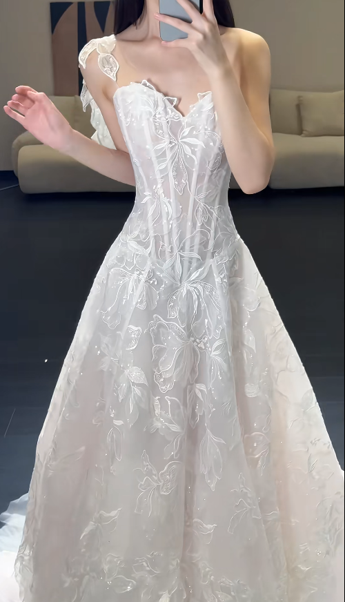 Elegant A-Line Long Wedding Dress Appliques Tulle White Bridal Dress Sleeveless Bridal Gown