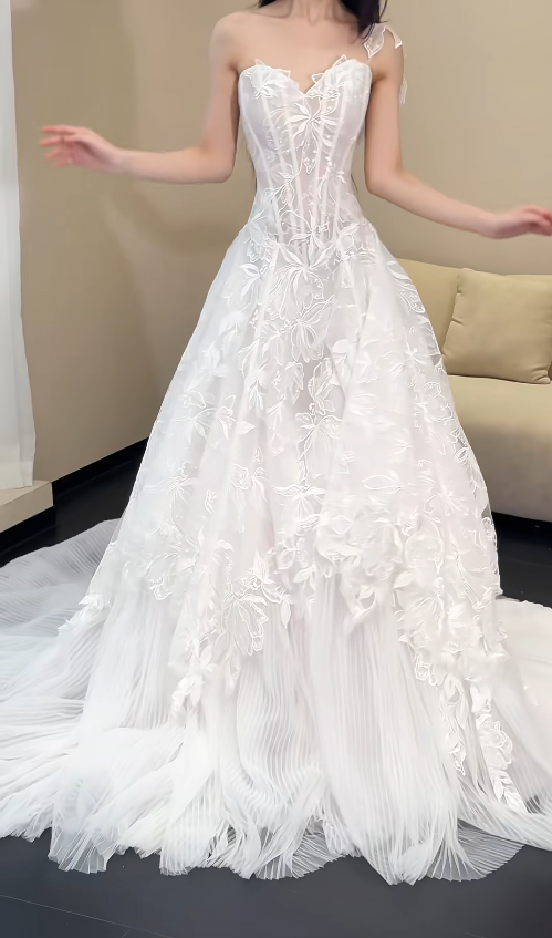 Elegant A-Line Long Wedding Dress Appliques Tulle White Bridal Dress Sleeveless Bridal Gown