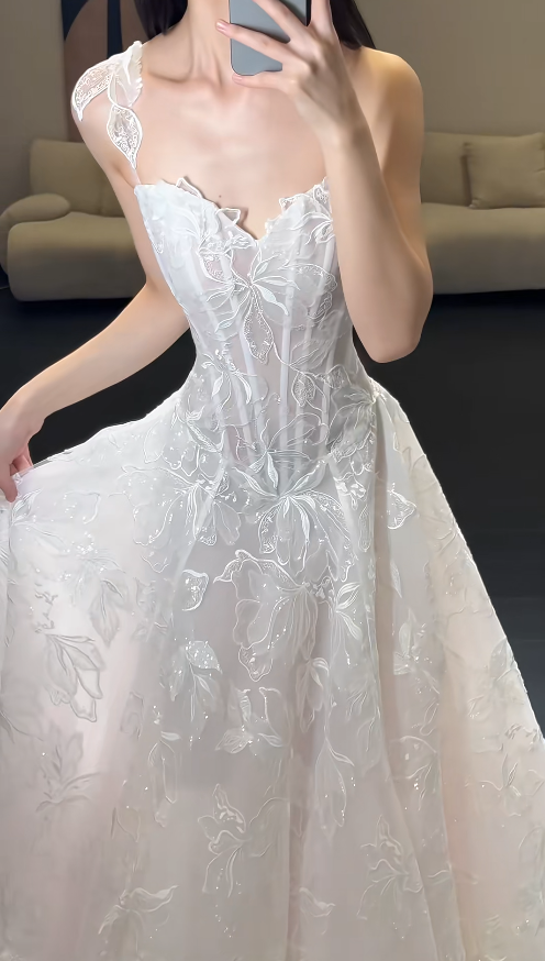 Elegant A-Line Long Wedding Dress Appliques Tulle White Bridal Dress Sleeveless Bridal Gown