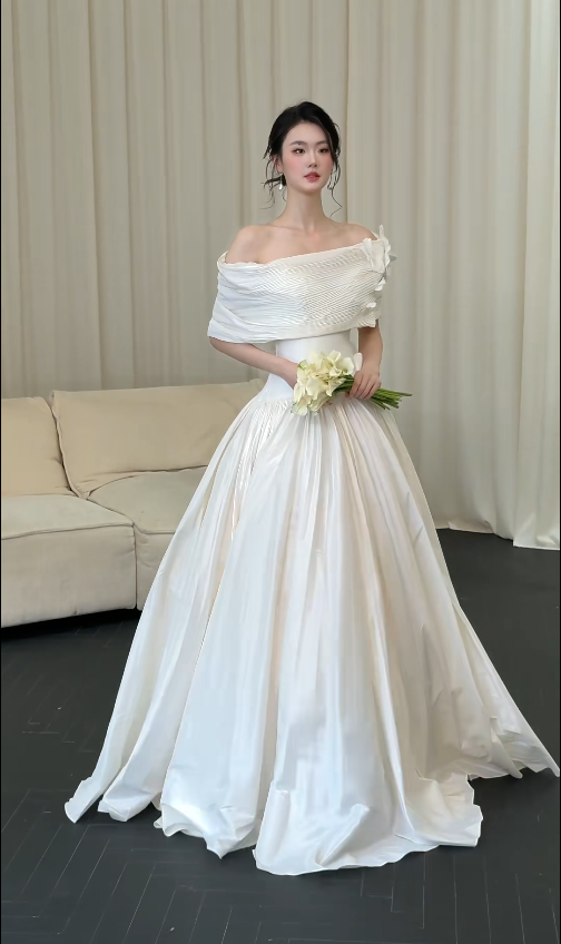 Elegant A-Line White Long Wedding Dresses Satin Sweetheart Bridal Dresses Sleeveless Bridal Gowns