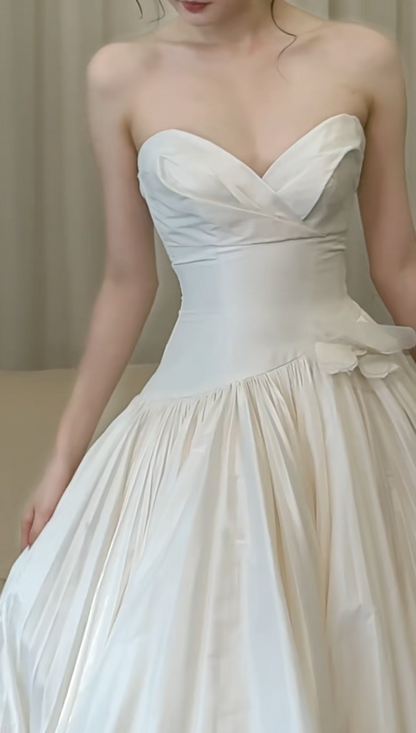 Elegant A-Line White Long Wedding Dresses Satin Sweetheart Bridal Dresses Sleeveless Bridal Gowns