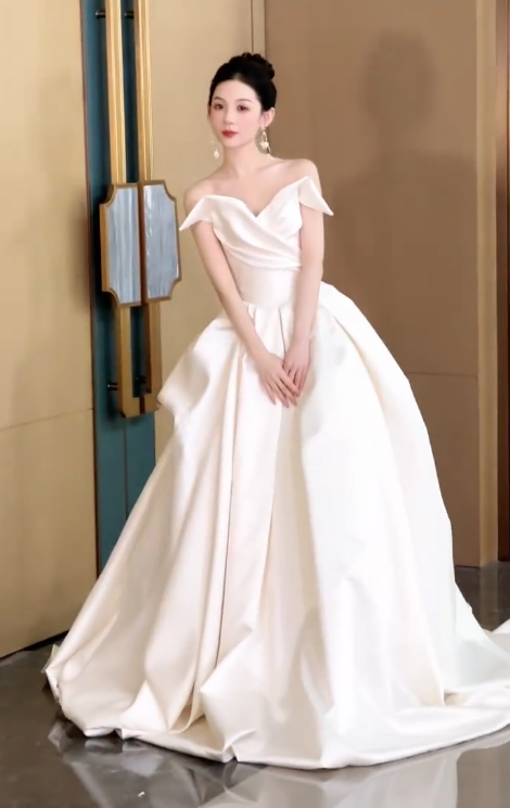 Elegant Ball Gown Strapless Satin Pleated Long Wedding Dresses