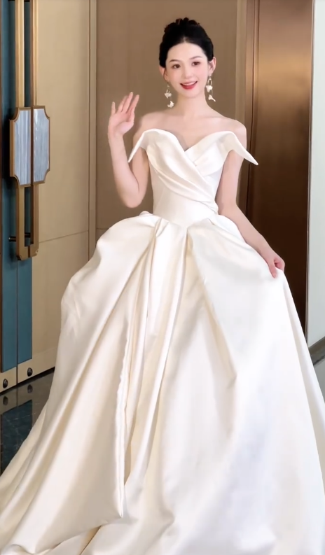 Elegant Ball Gown Strapless Satin Pleated Long Wedding Dresses