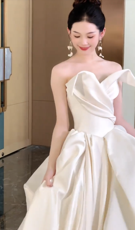 Elegant Ball Gown Strapless Satin Pleated Long Wedding Dresses