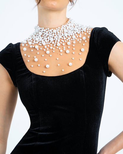 Elegant Black Scoop Neck Mermaid Prom Dress with Beading