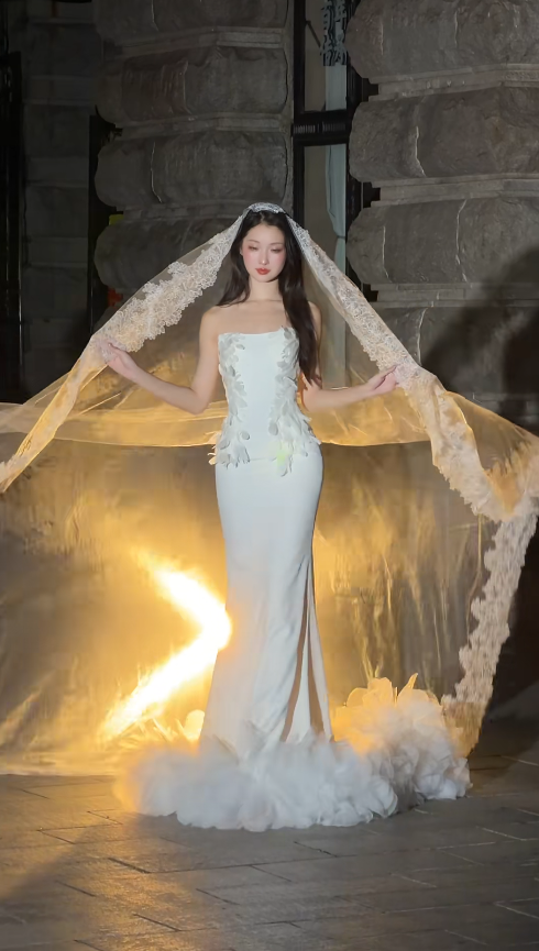 Elegant Strapless Mermaid White Long Wedding Dresses Satin White Bridal Gowns Sleeveless Bridal Dresses