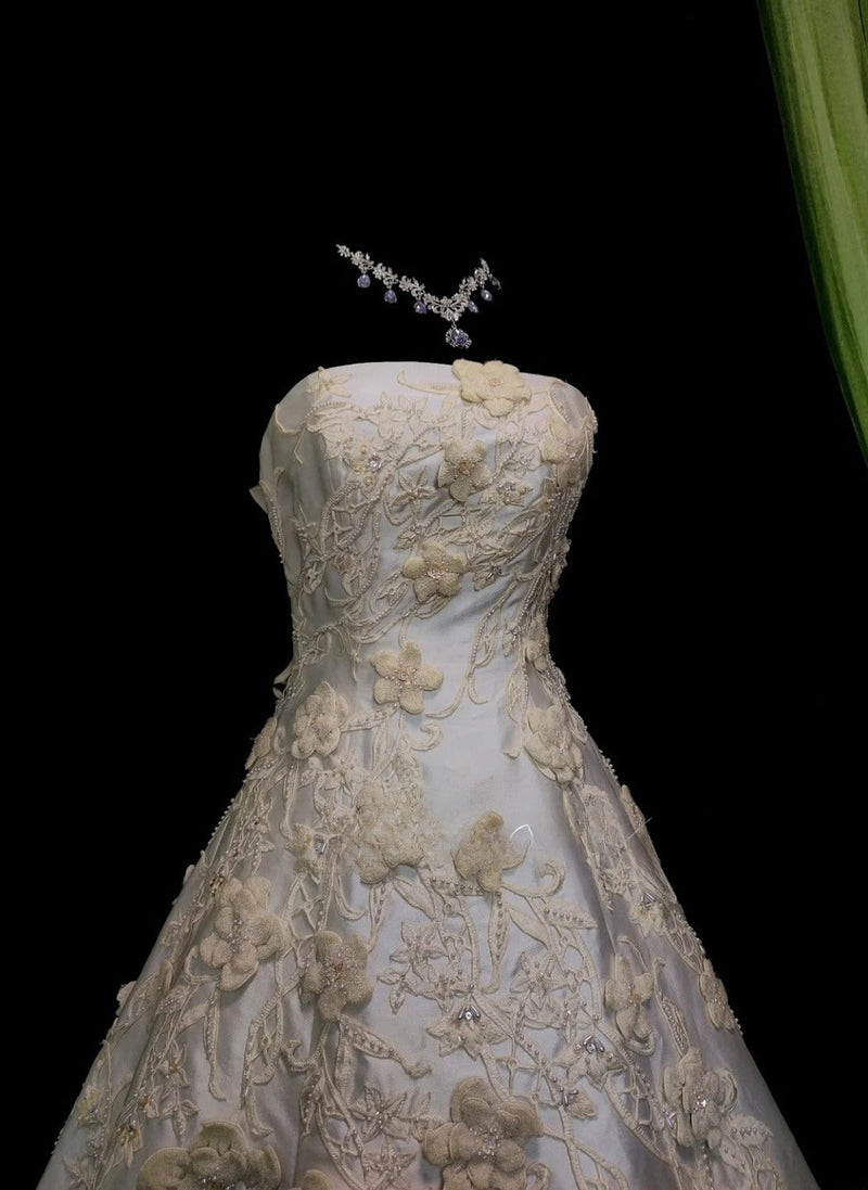 Elegant Strapless White Long Wedding Dress Satin Appliques A-Line Bridal Gowns Sleeveless Bridal Dress