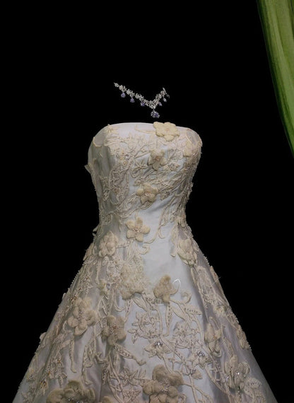 Elegant Strapless White Long Wedding Dress Satin Appliques A-Line Bridal Gowns Sleeveless Bridal Dress