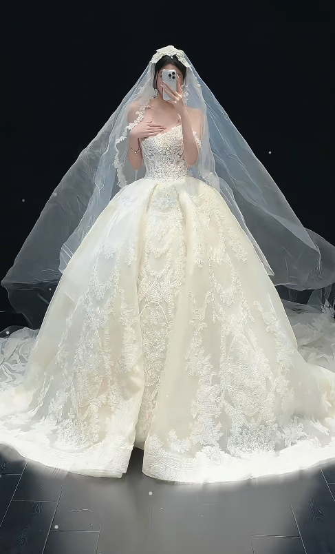 Elegant White Wedding Dress Long Lace Appliques Strapless Bridal Dress A-Line Sleeveless Bridal Gown