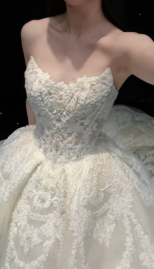 Elegant White Wedding Dress Long Lace Appliques Strapless Bridal Dress A-Line Sleeveless Bridal Gown
