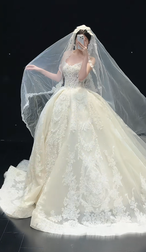 Elegant White Wedding Dress Long Lace Appliques Strapless Bridal Dress A-Line Sleeveless Bridal Gown