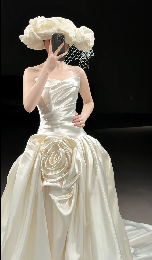 Elegant White Wedding Dress Long Satin Strapless Bridal Dress Sheath Sleeveless Bridal Gown