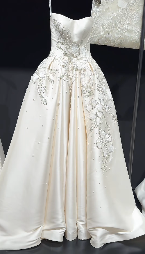 Elegant White Wedding Dress Strapless A-Line Long Bride Gowns Satin Embroidered Sleeveless Brides Dress ED06723