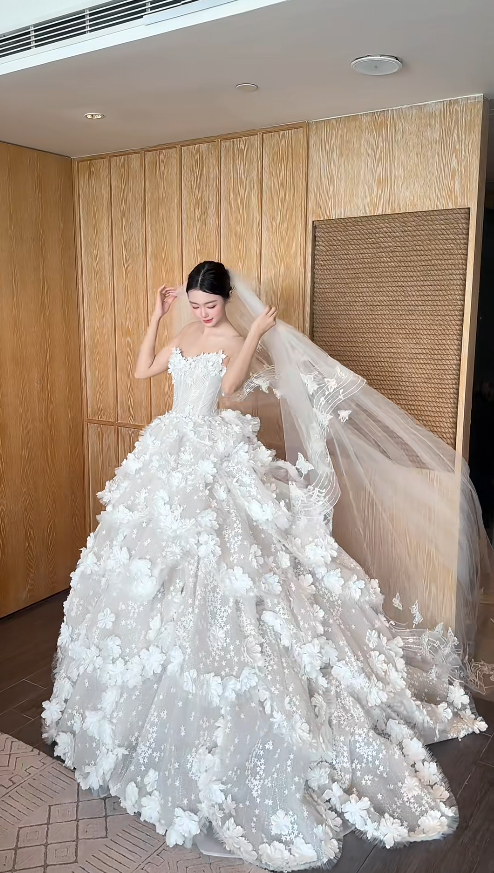 Gorgeous Strapless A-Line Long Wedding Dresses Tulle Appliques White Bridal Gowns Sleeveless Bridal Dresses