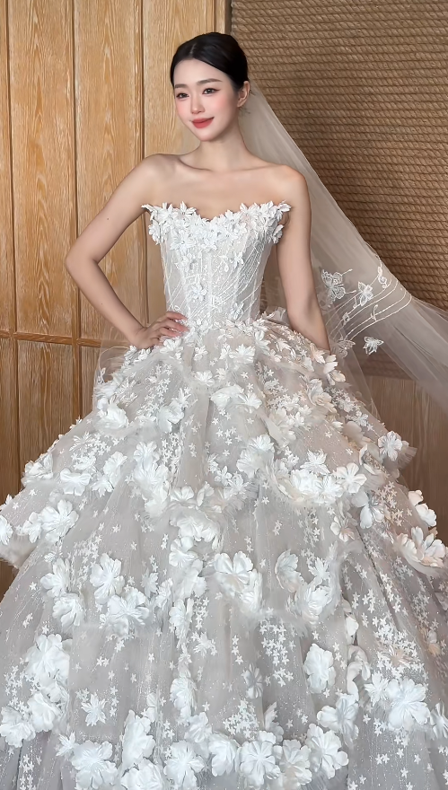 Gorgeous Strapless A-Line Long Wedding Dresses Tulle Appliques White Bridal Gowns Sleeveless Bridal Dresses