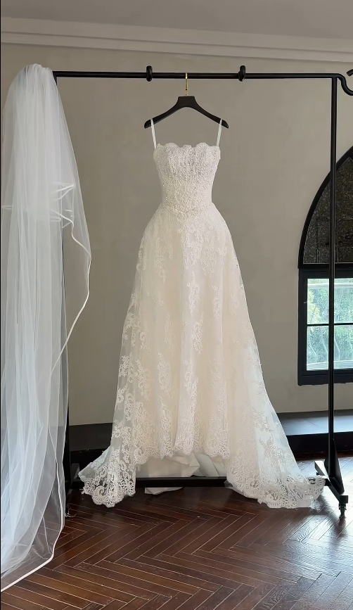 Gorgeous Strapless A-line Long Weddng Dresses Lace Appliques White Bridal Gowns Sleeveless Bridal Dresses