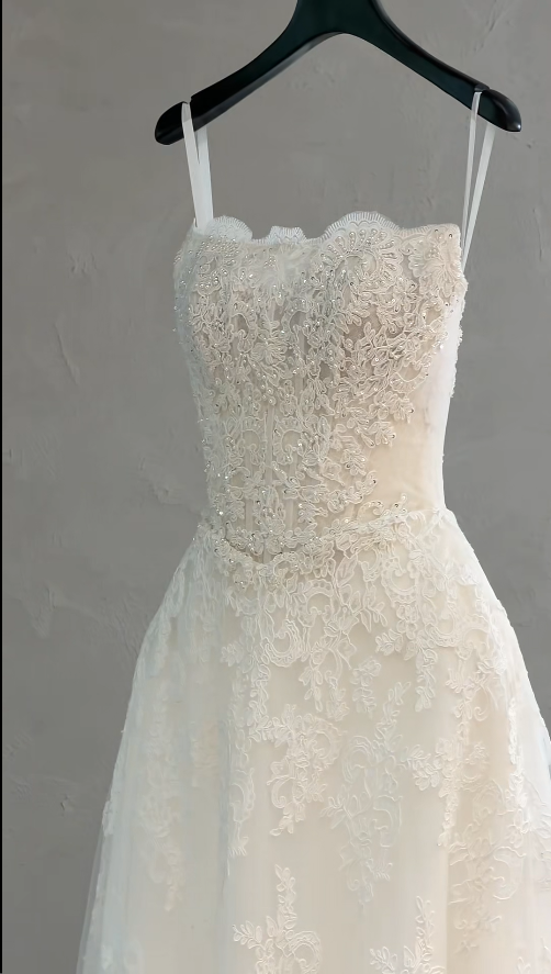 Gorgeous Strapless A-line Long Weddng Dresses Lace Appliques White Bridal Gowns Sleeveless Bridal Dresses