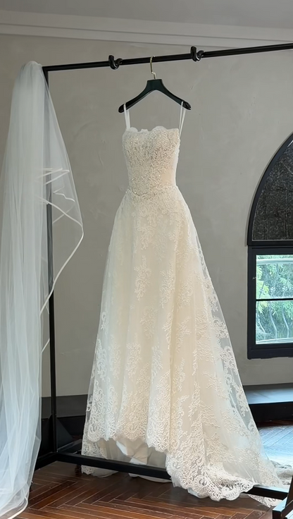 Gorgeous Strapless A-line Long Weddng Dresses Lace Appliques White Bridal Gowns Sleeveless Bridal Dresses