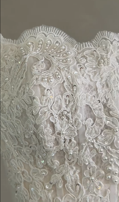 Gorgeous Strapless A-line Long Weddng Dresses Lace Appliques White Bridal Gowns Sleeveless Bridal Dresses