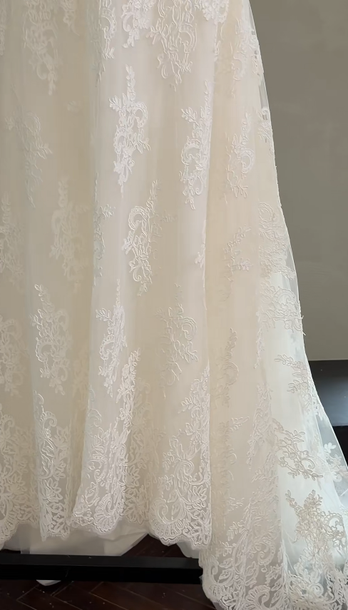 Gorgeous Strapless A-line Long Weddng Dresses Lace Appliques White Bridal Gowns Sleeveless Bridal Dresses